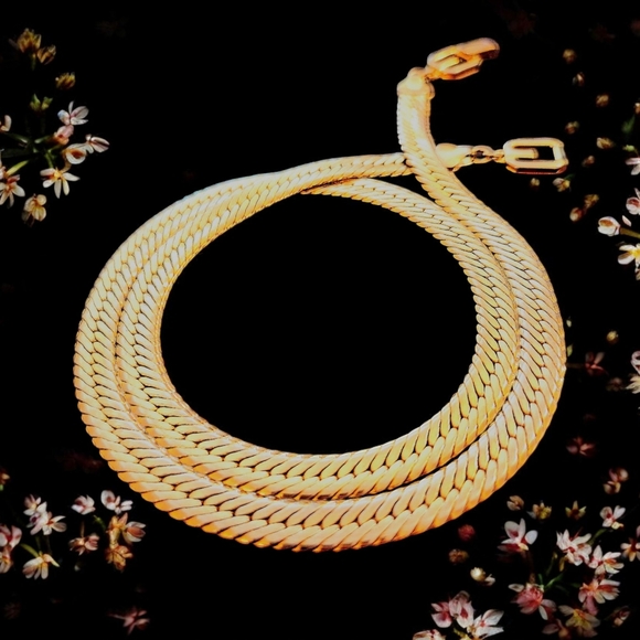 1980s Vintage Givenchy Gold Plated Double G Clasp Herringbone Chain - Picture 7 of 13